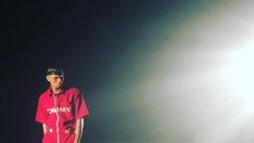 Крис Браун в ареста, опрял пистолет в челото на красавица