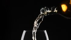 Големите чаши предразполагат към напиване