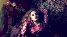 Победителката Адел, както не сте я виждали досега!