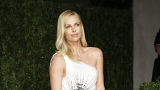 Чарлийз Терон с мистериозен мъж