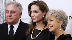 Анджелина ще живее със свекърва си