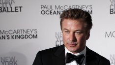 Нападнаха Алек Болдуин след оплакването му