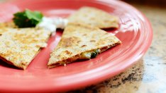 Царевични питки с кашкавал, чушки и гъби