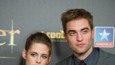 Робърт подари на Кристен писалка за рождения &#1117; ден