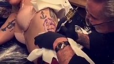 Лейди Гага си татуира Дейвид Боуи