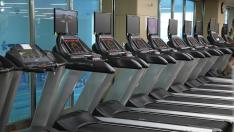 Хубаво ли е да се държите за бягащата пътека при употребата й?