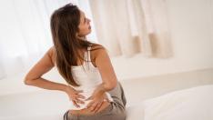 Вредно ли е да си изпуквате гърба?