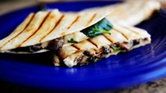 Кесадиляс със спанак, гъби и козе сирене