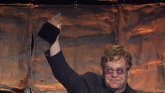 Елтън Джон: Участниците в риалитита трябва да бъдат разстрелвани