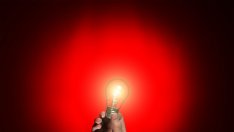 Искате здрав сън? Сложете червена крушка на нощната си лампа