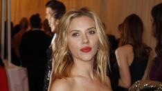 Скарлет Йохансон си мие лицето с ябълков оцет