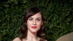 Гримът на Алекса Чънг – свежест в зимния ден