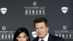 Алек Болдуин се сгоди за йога инструкторка