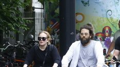 Рядко виждано: Адел възседна велосипед