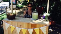 Сара Мишел Гелар продава лимонада, за да се издържа