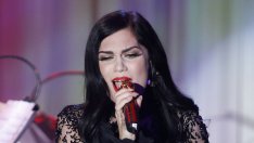 Фен на Джеси Джей си счупи крака да прилича на нея