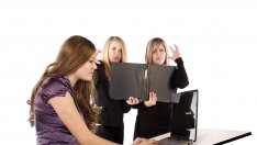 Навици, които вбесяват колегите ви