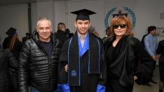 Синът на Аня Пенчева се дипломира, гаджето до него