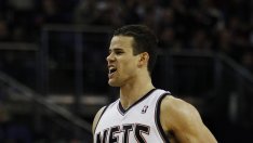 Крис Хъмфрис продължава напред