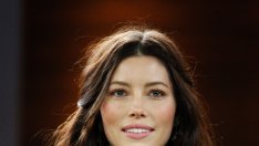 Джесика Бийл показа годежния пръстен