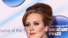 Адел иска Кристофър Бейли