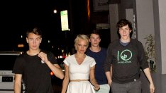 Синовете на Памела Андерсън приличат на нейни бодигардове