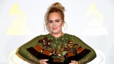 През сълзи: Адел посвети едната си награда „Грами“ на Бионсе