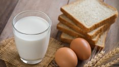 Безопасно ли е да комбинирате мляко и яйца?