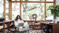 Надникнете в офиса на Камила Алвес Макконъхи