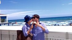 Д-р Енчев и Теди Велинова събират тен в Италия