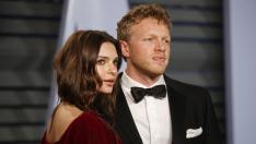 На Емили Ратайковски й писна да носи ризите на мъжа си... направи си свои