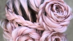 Рози в косите: Нова тенденция в прическите