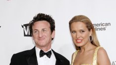 Шон Пен утешава Петра Немцова