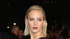 Дженифър Лорънс показа нова прическа и част от гърдата си