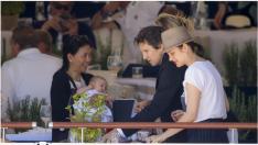 Папараци уловиха Марион Котияр за първи път с бебето ѝ