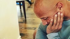 Татко за пример: Скалата с маникюр от дъщеричката си