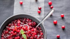 Видео рецепта: Плодова салата с червени боровинки