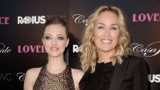 Шарън Стоун остави блясъка за Аманда Сейфрид