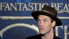 В крачка:Джуд Лоу с новата си съпруга на медения им месец в Сардиния