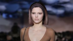 Кендъл Дженър се появи по зърна и избелени вежди