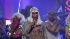 72-годишната Шер усилено тренира задните си части