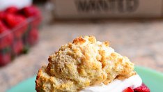 Домашни бисквити с плодове и сметана