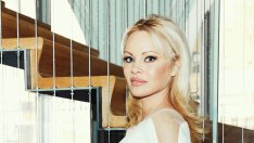 Памела Андерсън в паника, гърдите ѝ са твърде големи