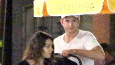 Мила и Аштън заведоха бебето на ресторант