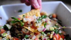 Салата от скариди и кълцани зеленчуци