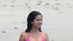 Селена Гомес фрапира с формите си по бански