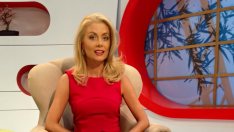 Венета сяда на стола на Николета