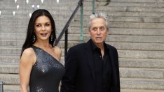 Катрин Зита-Джоунс хванала мъжа си да ѝ носи гащите