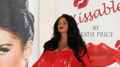 Бременната Кати Прайс заприлича на огромна целувка