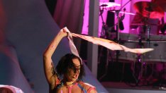 Лейди Гага шокира фенове топлес на сцената